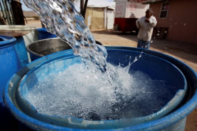 Thiếu nước sạch không còn là vấn đề của riêng người nghèo. Ảnh minh họa: Reuters.