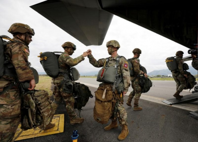 Các sĩ quan của lực lượng Không quân Hoa Kỳ. Ảnh: Jonathan Drake/Reuters.