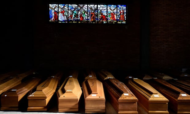 Quan tài của các nạn nhân chết do Covid-19 được xếp trong một nhà thờ tại Bergamo, Italia. Ảnh: Reuters.