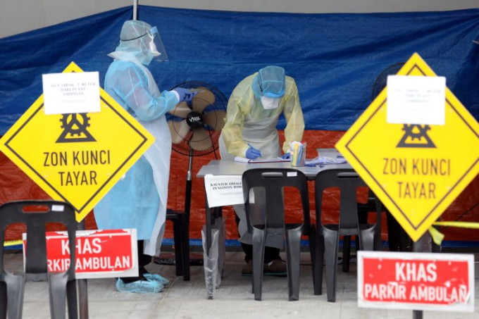 Nhân viên y tế chuẩn bị xét nghiệm bệnh nhân bị nhiễm virus Corona tại một phòng khám ở Kuala Lumpur hôm 23/3/2020. Ảnh: Reuters.