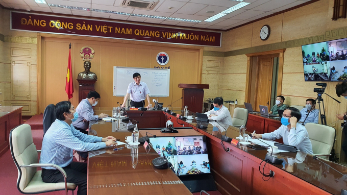 Thứ trưởng Nguyễn Thanh Long chủ trì Hội nghị trực tuyến khẩn Bộ y tế với 300 điểm cầu. Ảnh: Bộ Y tế.