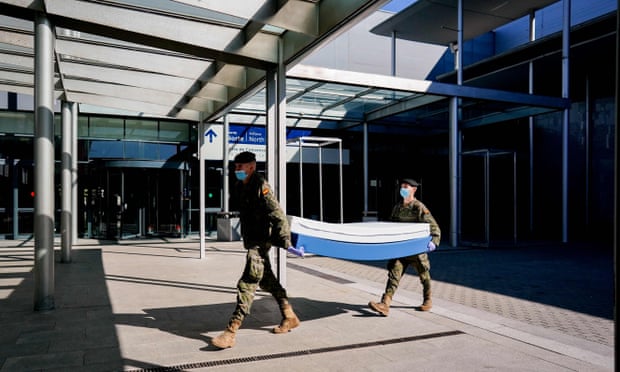 Các binh sĩ giúp cải tạo Trung tâm hội nghị Ifema thành một bệnh viện điều trị Covid-19 khổng lồ. Ảnh: AFP/Getty Images.