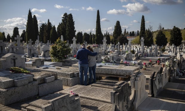 Một tang lễ tổ chức tại nghĩa trang ở Madrid vào tuần trước. Số người chết ở Tây Ban Nha hiện chỉ đứng thứ hai sau Italia. Ảnh: Bernat Armangué/AP.