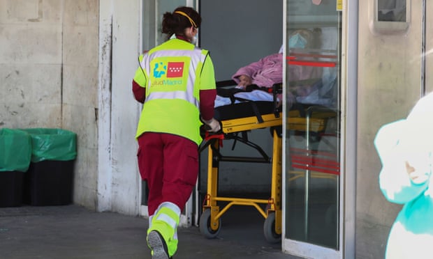 Một bệnh nhân được đưa vào phòng cấp cứu tại bệnh viện ở Madrid. Ảnh: Sergio Pérez/Reuters.