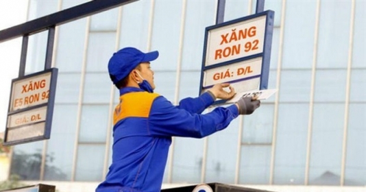 Nhân viên xăng dầu thay giá mới (Ảnh minh họa).