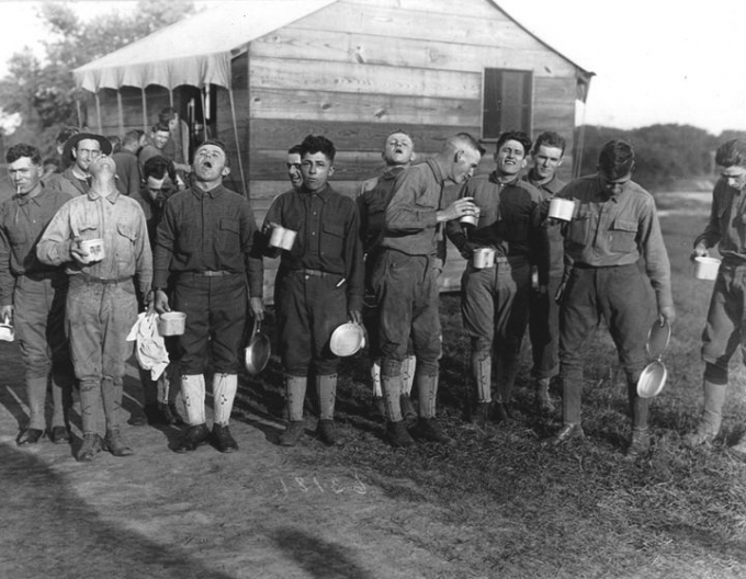 Quân nhân súc miệng bằng muối và nước như một biện pháp phòng ngừa đại dịch cúm Tây Ban Nha ở Trại Dix, New Jersey, vào tháng 9/1918. Ảnh: Getty Images.