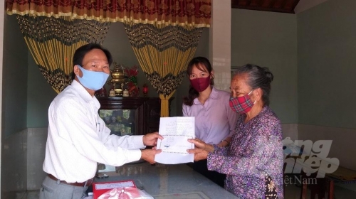 Cụ Lê Thị Sen trao số tiền ủng hộ cho Ban vận động quỹ ủng hộ phòng chống Covid-19 xã Triệu Thành. Ảnh: Công Điền.