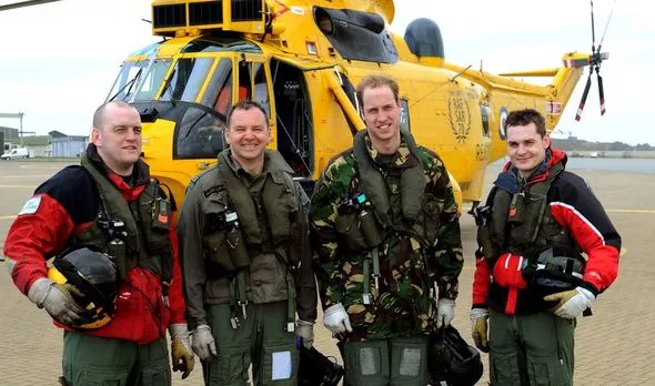 Hoàng tử William khi còn làm phi công cứu thương. Ảnh: Getty Images.