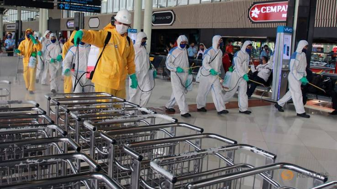 Phun thuốc khử trùng tại sân bay quốc tế Soekarno-Hatta, ở Tangerang, gần Jakarta, Indonesia hôm 25/3/2020. Ảnh: Reuters.