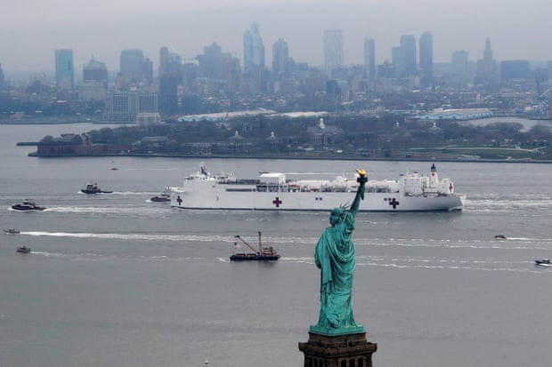 Hình ảnh tàu USNS Comfort nhìn qua Tượng Nữ thần Tự do vào sáng thứ Hai. Con tàu sẽ điều trị cho những bệnh nhân không mắc Covid-19 để giảm tải cho hệ thống y tế. Ảnh: Mike Segar/Reuters.