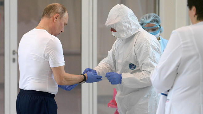 Tổng thống Putin thăm Bệnh viện Bệnh truyền nhiễm Kommunarka hôm 24/3/2020. Ảnh: Reuters.