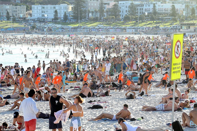 Bãi biển Bondi vẫn đông ngẹt người, bất chấp tình hình Covid-19 đang căng thẳng tại Australia. Ảnh: BackGrid. 