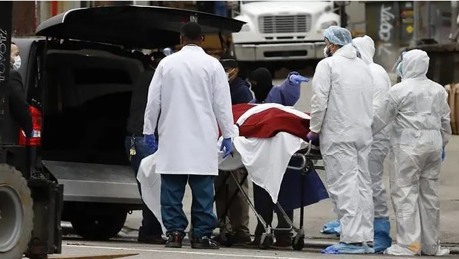 Nhân viên y tế đưa thi thể của một nạn nhân Covid-19 vào xe tang chờ bên ngoài Trung tâm bệnh viện Brooklyn, thành phố New York, New York, Mỹ, hôm 31/3/2020. Ảnh: Reuters.