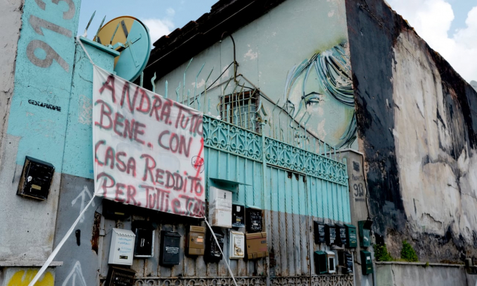 Một tòa nhà chứa bên trong hàng chục gia đình vô gia cư ở Rome. Dòng chữ tạm dịch là 
