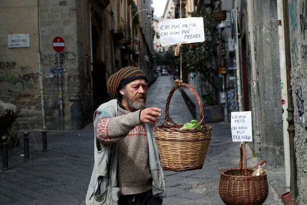 Người đàn ông bên cạnh cái giỏ, nơi mọi người có thể quyên góp hoặc lấy thức ăn, ở Napoli hôm 30/3/2020. Ảnh: Ciro de Luca/Reuters.