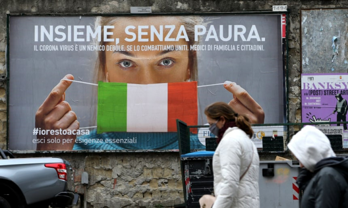 Một banner ở Napoli có nội dung: Đoàn kết, không có gì phải sợ hãi. Ảnh: Carlo Hermann/AFP/Getty Images.