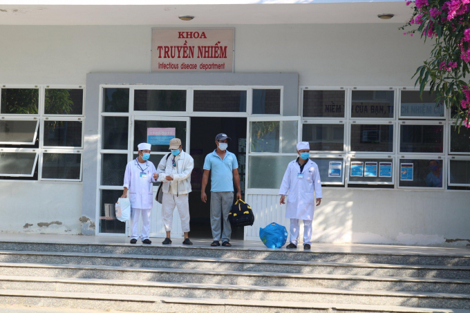 Hai bệnh nhân số 61, 67 ở Ninh Thuận chính thức được xuất viện. Ảnh: Bộ Y tế.