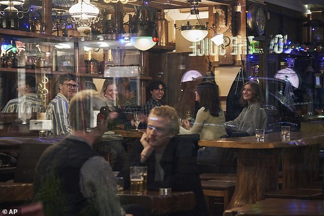 Người dân địa phương trong một quán bar ở Stockholm tuần trước. Ảnh: AP.