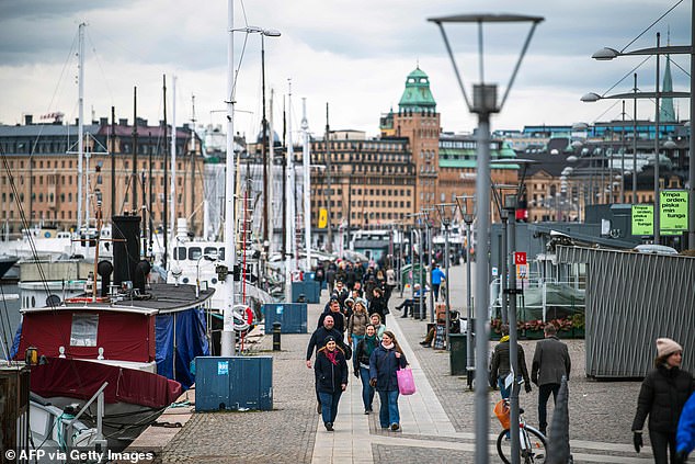 Người đi bộ không đeo khẩu trang tại Strandvagen ở Stockholm hôm 28/3/2020 trong bối cảnh cuộc khủng hoảng Covid-19 đang gia tăng. Ảnh: Getty Images.