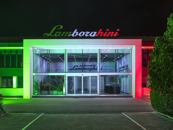 Lối vào trụ sở lịch sử của Lamborghini ở Sant’Agata Bolognese được thắp sáng trong màu cờ Italia. Ảnh: Lamborghini.