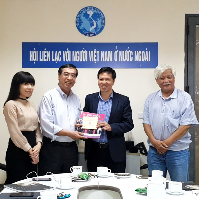 Tác giả tặng Hội Liên lạc với người Việt Nam ở nước ngoài đĩa phim đền Hùng.