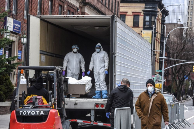 Nhân viên y tế di chuyển thi thể ra khỏi xe tải đông lạnh bên ngoài Bệnh viện Brooklyn ở New York vào ngày 31/3. Ảnh: Stephanie Keith/Getty Images.