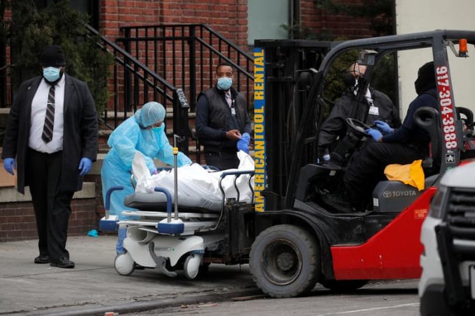 Nhân viên y tế chuẩn bị đưa thi thể một bệnh nhân Covid-19 vào xe tải đông lạnh bên ngoài Trung tâm Bệnh viện Brooklyn, New York hôm 30/3/2020. Ảnh: Brendan Mcdermid/Reuters.