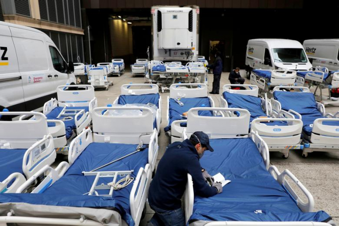 Nhân viên y tế kiểm tra việc chuyển 64 giường bệnh từ Hillrom đến Bệnh viện Mount Sinai ở Manhattan, thành phố New York, hôm 31/3/2020. Ảnh: Andrew Kelly/Reuters.