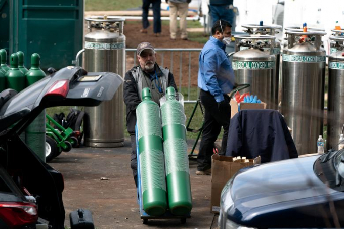 Nhân viên y tế vận chuyển các bình oxy tại New York. Ảnh: Reuters.