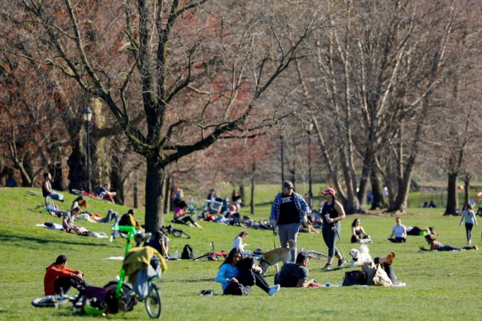 Giữa bối cảnh đại dịch, người dân New York vẫn tập trung đông người tại các công viên. Ảnh: Reuters.