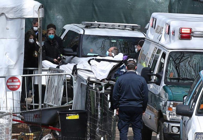 Một bệnh nhân Covid-19 nặng được nhập viện tại New York. Ảnh: Reuters.