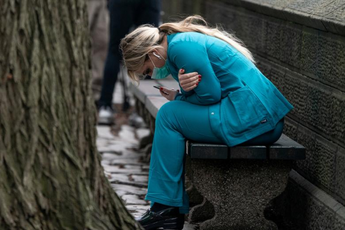 Hình ảnh nhân viên y tế tại New York mệt mỏi ngồi nghỉ ngơi. Ảnh: Reuters.