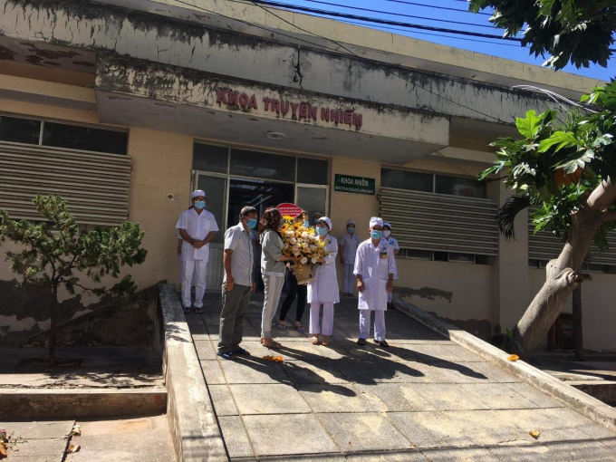 Các bệnh nhân được công bố khỏi bệnh tặng hoa cảm ơn tập thể bác sĩ Khoa Truyền nhiễm, tại Bệnh viện Đa khoa tỉnh Bình Thuận. Ảnh: Bộ Y tế.