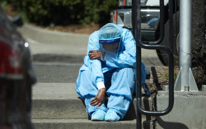 Một nhân viên chăm sóc sức khỏe bên ngoài Trung tâm Bệnh viện Brooklyn ở New York hôm 1/4/2020. Ảnh: Getty Images.