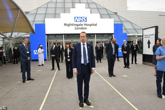 Bộ trưởng Y tế Matt Hancock tại buổi khai trương Bệnh viện Nightingale ở London hôm nay (3/4), cho rằng ít nhất Vương quốc Anh sẽ tiếp tục phong tỏa cho đến cuối tháng 4. Ảnh: PA.