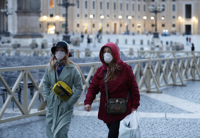 Hai phụ nữ đeo khẩu trang đi ngang Quảng trường Thánh Peter tại Vatican hôm 9/3/2020, trước một ngày khi chính phủ Italia chính thức áp lệnh phong tỏa. Ảnh: Paul Haring/CNS.