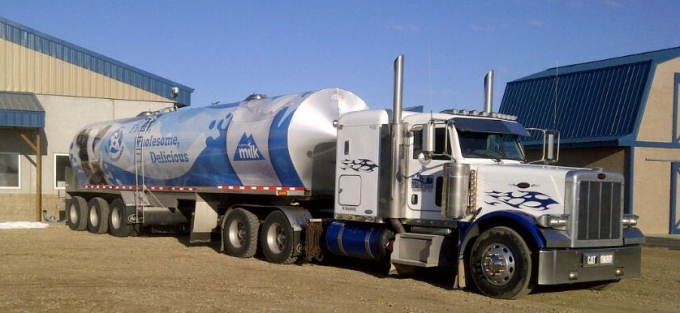 Một xe container vận chuyển sữa. Ảnh: Alberta Milk.