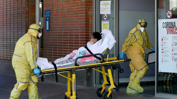 Cấp cứu bệnh nhân Covid-19 đến bệnh viện Severo Ochoa tại Leganes, Tây Ban Nha hôm 26/03/2020. Ảnh: Susana Vera/Reuters.