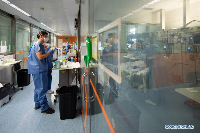 Nhân viên y tế làm việc tại một bệnh viện ở Barcelona, Tây Ban Nha, hôm 20/3/2020. Ảnh: Tân Hoa Xã.