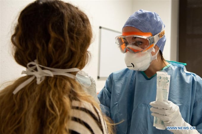 Nhân viên y tế kiểm tra bệnh nhân tại một bệnh viện ở Barcelona, Tây Ban Nha, hôm 20/3/2020. Ảnh: Tân Hoa Xã.