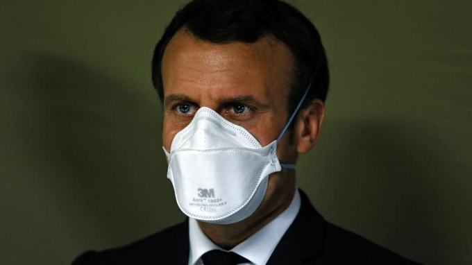 Tổng thống Pháp Emmanuel Macron đeo khẩu trang trong chuyến thăm bệnh viện dã chiến quân sự ở Mulhouse, miền Đông nước Pháp hôm 25/3/2020. Ảnh: AFP.