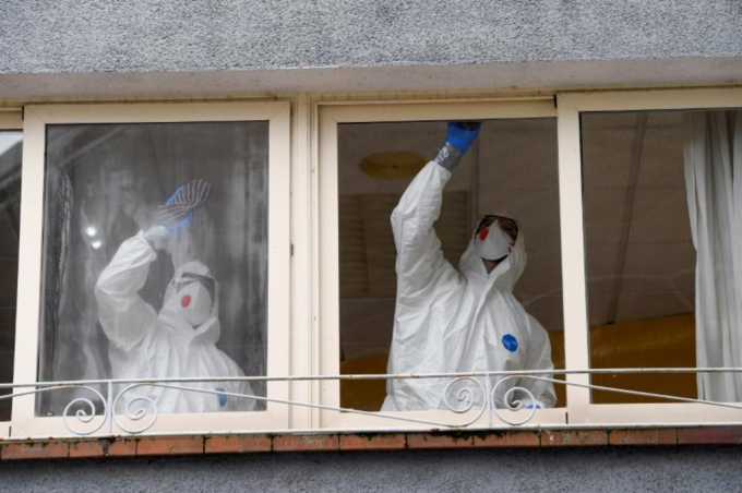 Nhân viên vệ sinh dọn dẹp nhà dưỡng lão nơi một cụ bà tử vong và một số nhân viên cũng như người già khác được chẩn đoán dương tính với Covid-19 ở Grado, Tây Ban Nha. Ảnh: Reuters.