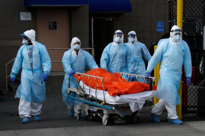 Nhân viên y tế đang vận chuyển thi thể bệnh nhân Covid-19 tại một bệnh viện New York. Ảnh: Reuters.