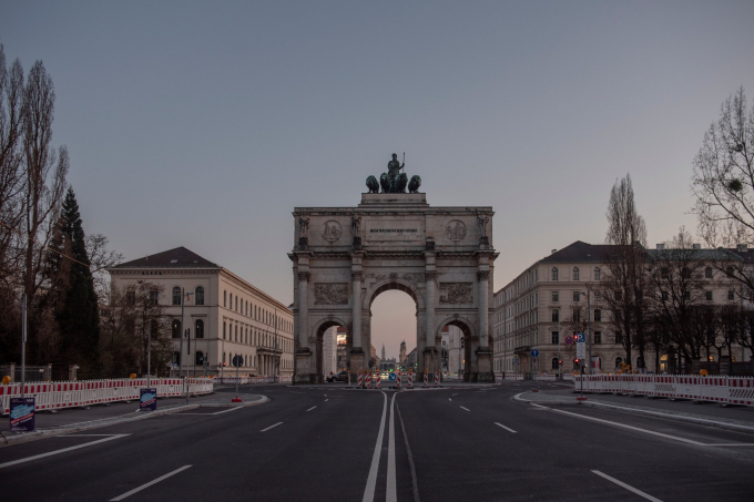 Các đường phố xung quanh Sieestor, hay Victory Arch, ở Munich vắng tanh. Ảnh: Laetitia Wrapson/New York Times.