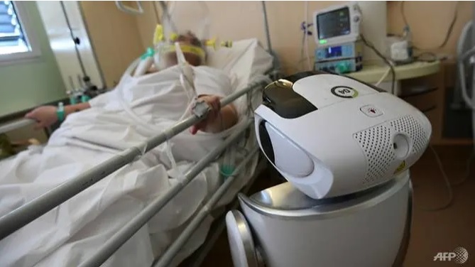 Một trong sáu robot tại Bệnh viện Circolo di Varese ở miền Bắc Italia kiểm tra bệnh nhân trong phòng chăm sóc đặc biệt, nhờ đó nhân viên y tế giảm thiểu nguy cơ tiếp xúc trực tiếp. Ảnh: Miguel Medina/AFP.