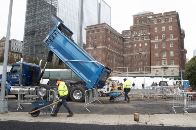 Các công nhân xây dựng được nhìn thấy tại vị trí của một nhà xác tạm thời đang xây dựng ở New York hôm 25/3/2020. Ảnh: Mary Altaffer/AP.