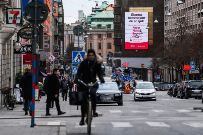 Cách chống dịch Covid-19 của Thụy Điển thu hút sự hoang mang quốc tế khi các trường học, nhà hàng và quán cà phê vẫn mở. Ảnh: AFP.