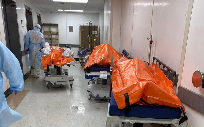 Thi thể bệnh nhân Covid-19 phải để tạm ở hành lang do nhà xác quá tải. Ảnh: Reuters.