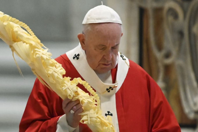 Giáo hoàng Francis giữ một nhánh cọ khi ngài cử hành Thánh lễ hôm 5/4/2020. Ảnh: AP.