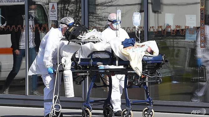 Một bệnh nhân Covid-19 được hỗ trợ hô hấp đang trên đường chuyển đến Bệnh viện Đại học Strasbourg (Đức) hôm 16/3/2020. Ảnh: Patrick Hertzog/AFP.